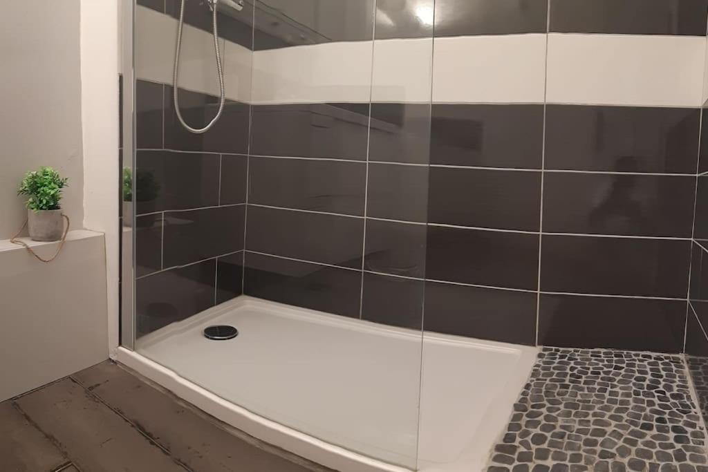 شقة Au Calme, 200M Du Centre T2 Avec Balcon Et Parking كاسيس المظهر الخارجي الصورة