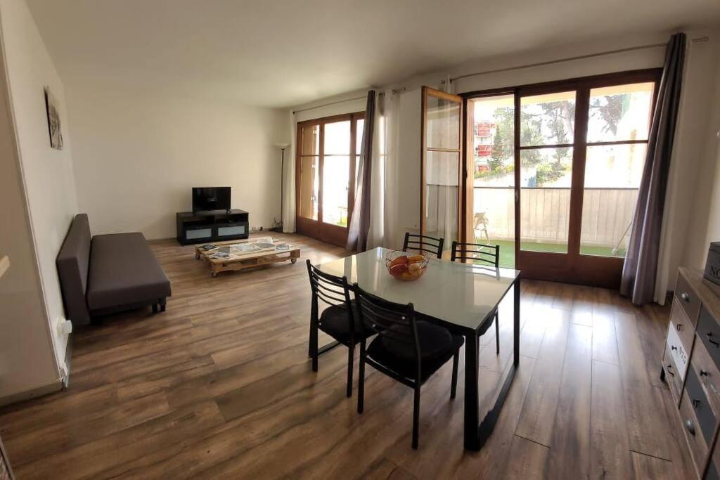 شقة Au Calme, 200M Du Centre T2 Avec Balcon Et Parking كاسيس المظهر الخارجي الصورة